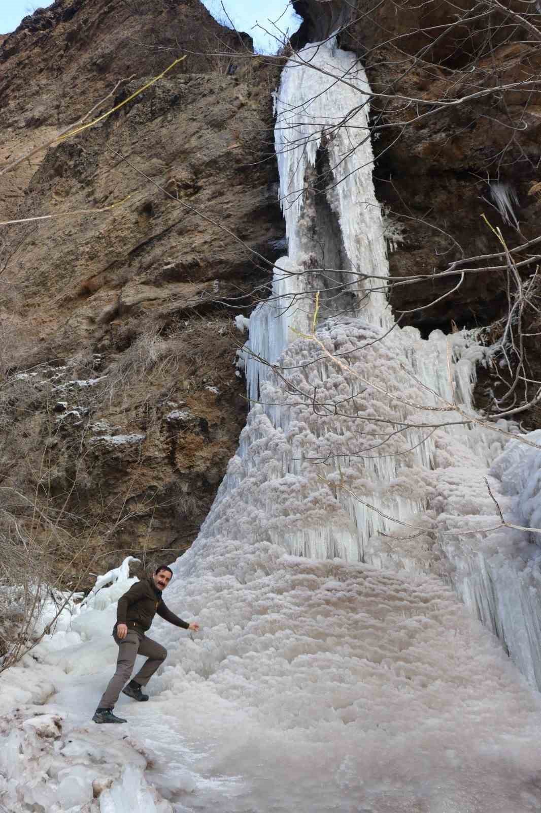 Erzurum’da şelaleler buz tuttu
