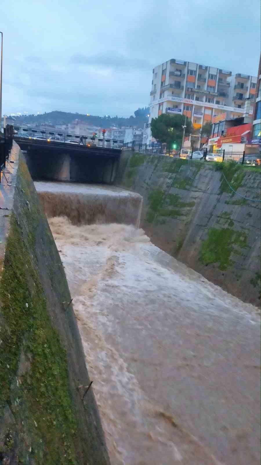 Tabakhane Deresi’nde sular yükseldi
