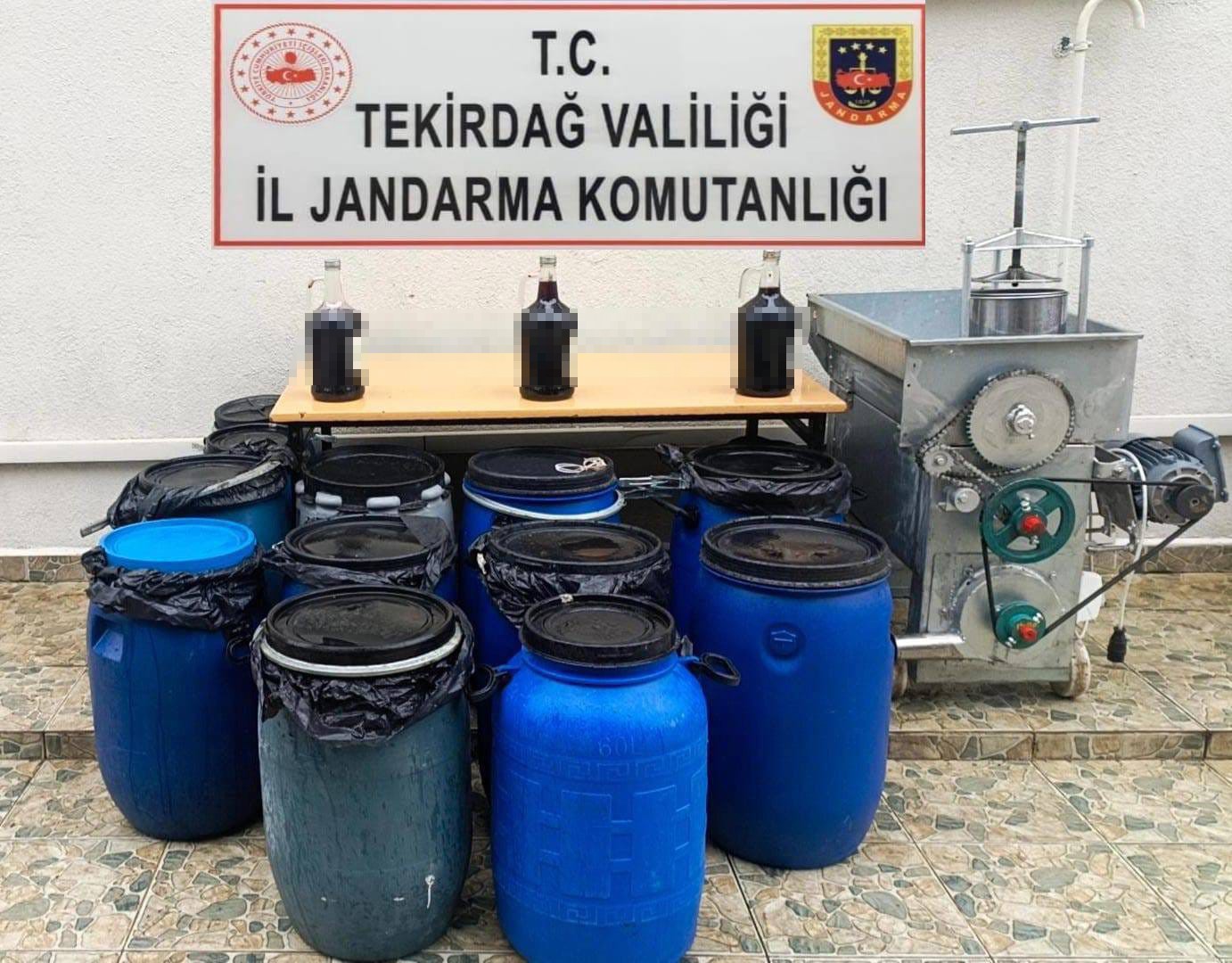 Tekirdağ’da yılbaşı öncesi kaçak alkol operasyonu: 2.5 ton sahte içki ele geçirildi
