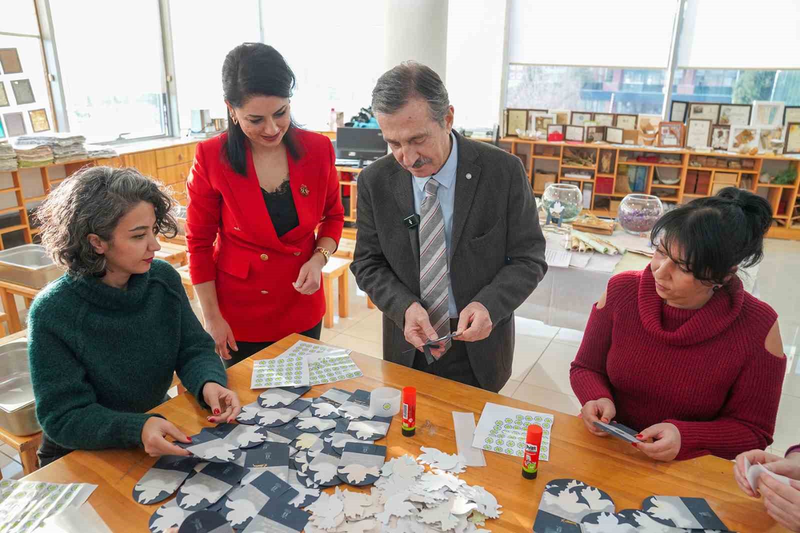 Yeni yıl tebrik kartları Tepebaşı Kağıt Geri Dönüşüm Atölyesi’nden
