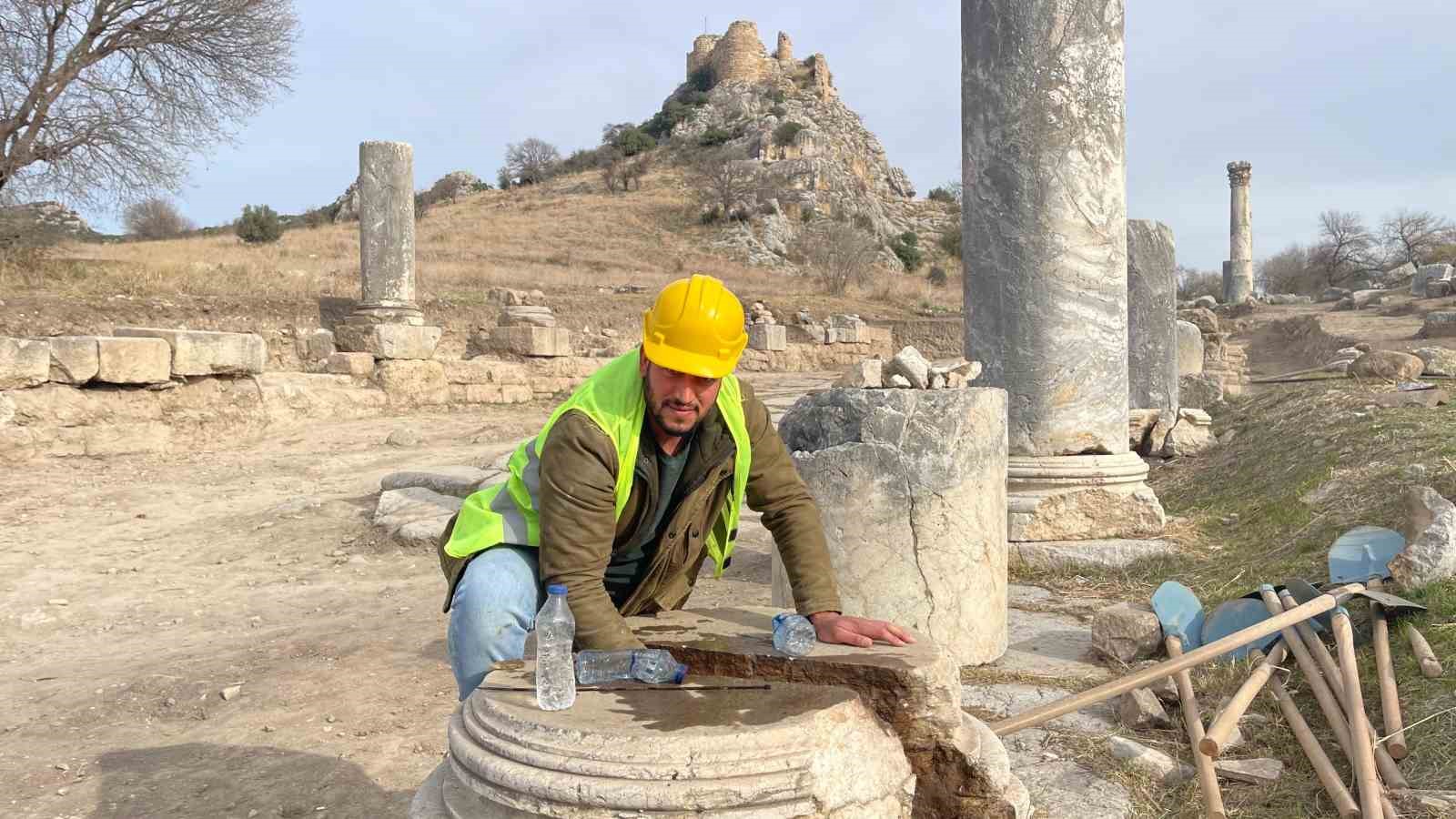 Kastabala Antik Kenti’nde depremde yıkılan sütunlar yeniden ayağa kaldırılıyor
