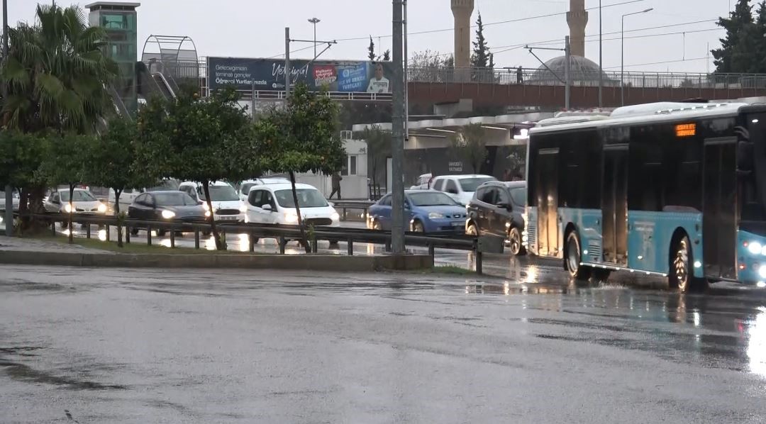 Antalya’da yağmur trafiği aksattı, Konyaaltı Sahili sisle kaplandı
