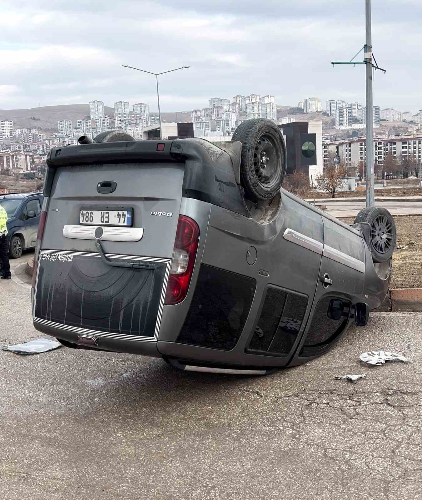 Elazığ’da otomobil ile hafif ticari araç çarpıştı, 1 kişi yaralandı