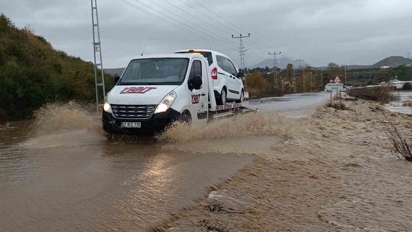 Manavgat’ta dağlardan gelen sel suları ulaşımı olumsuz etkiliyor
