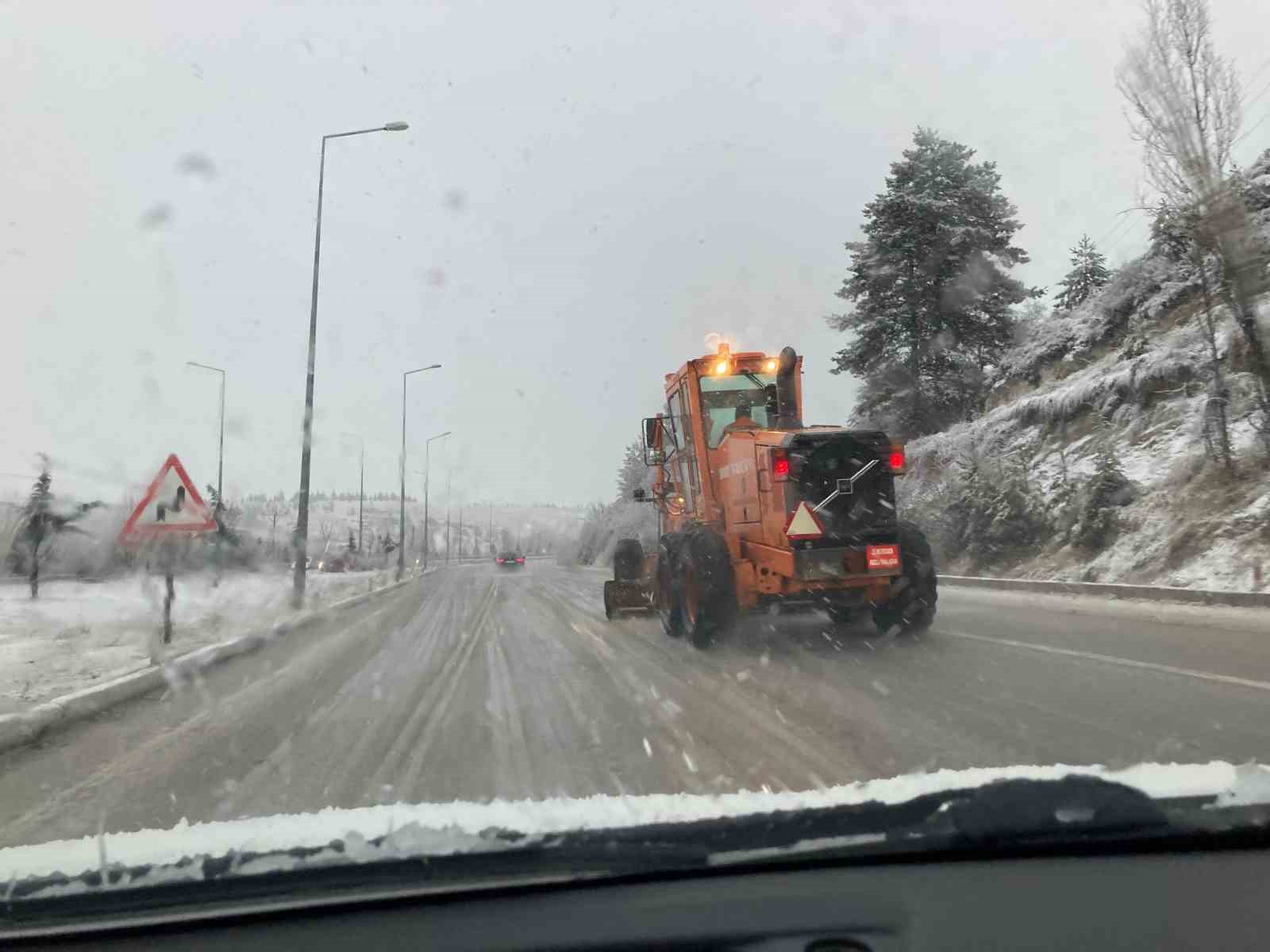 Burdur il merkezinde mevsimin ilk karı etkili oldu
