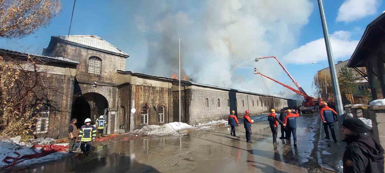 İtfaiye ekipleri tarihi binadaki yangını söndürmek için seferber oldu
