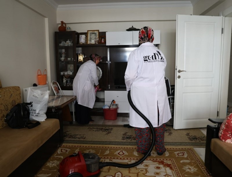 Gediz Belediyesi’nden yaşlı ve bakıma muhtaç vatandaşlara temizlik hizmeti
