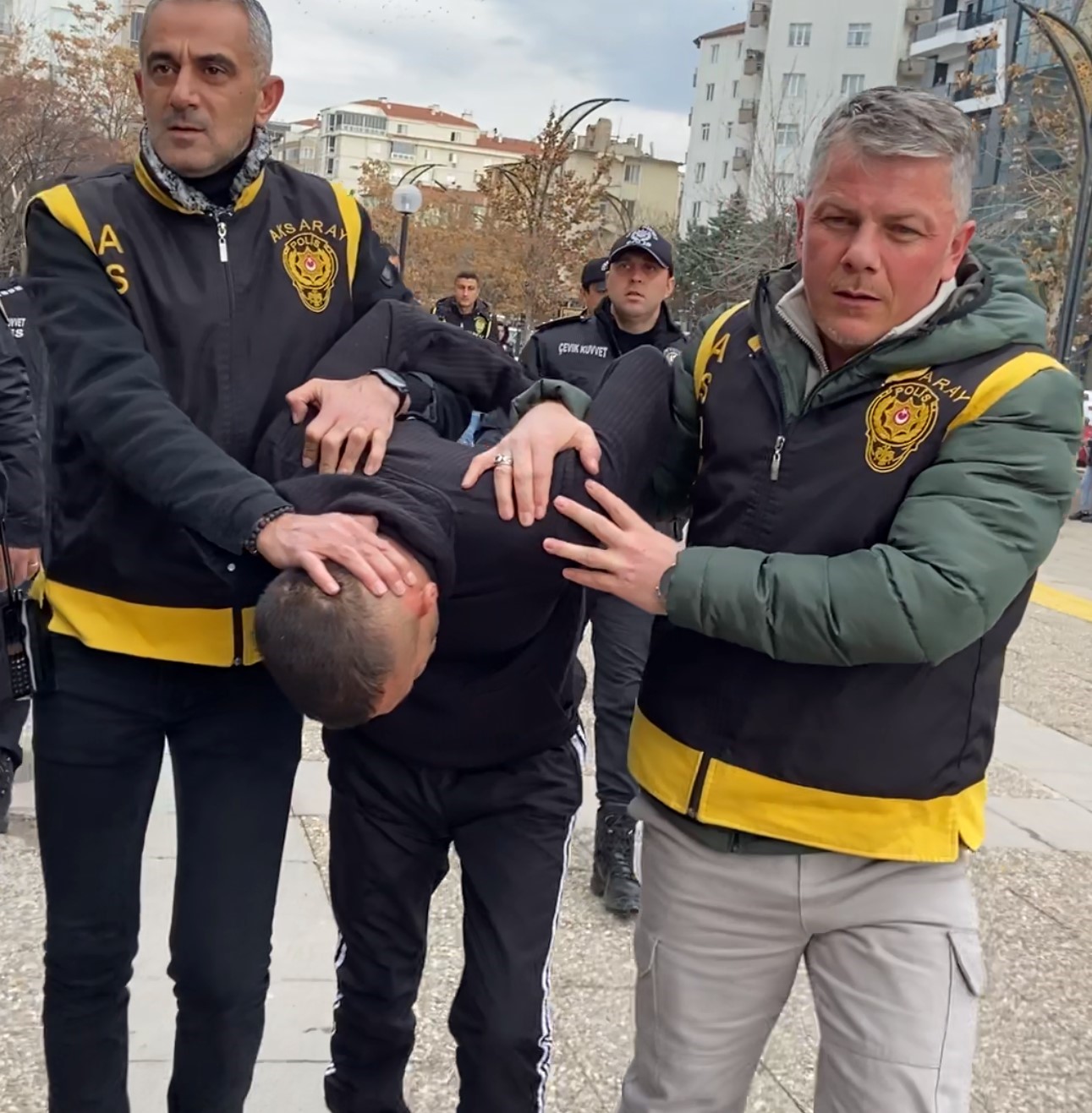 Eski eşini 14 yerinden bı&ccedil;aklayan şahıs adliyeye sevk edildi
