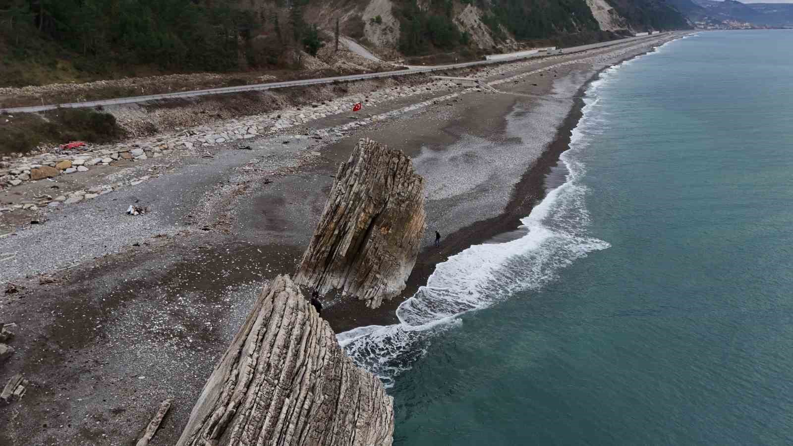 50 yıl sonra ilk: Deniz, kayalıkların &ccedil;evresinden &ccedil;ekildi
