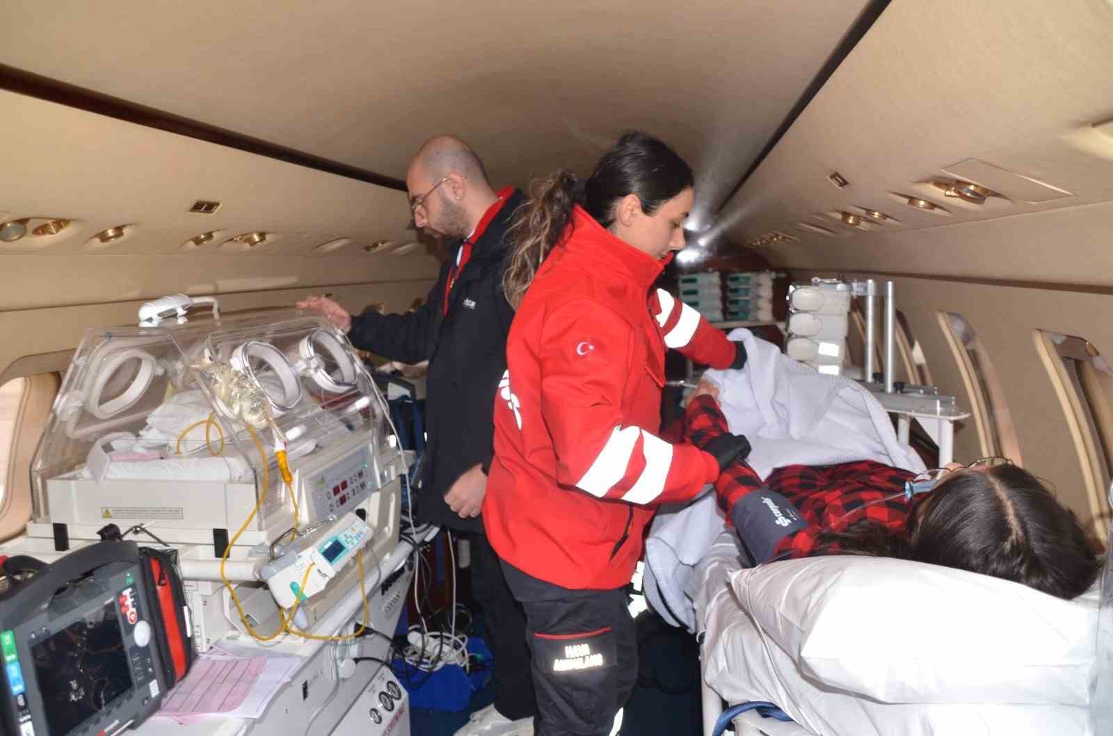 Muş’ta 8 günlük bebek ve 15 yaşındaki hasta, ambulans uçakla Ankara’ya sevk edildi
