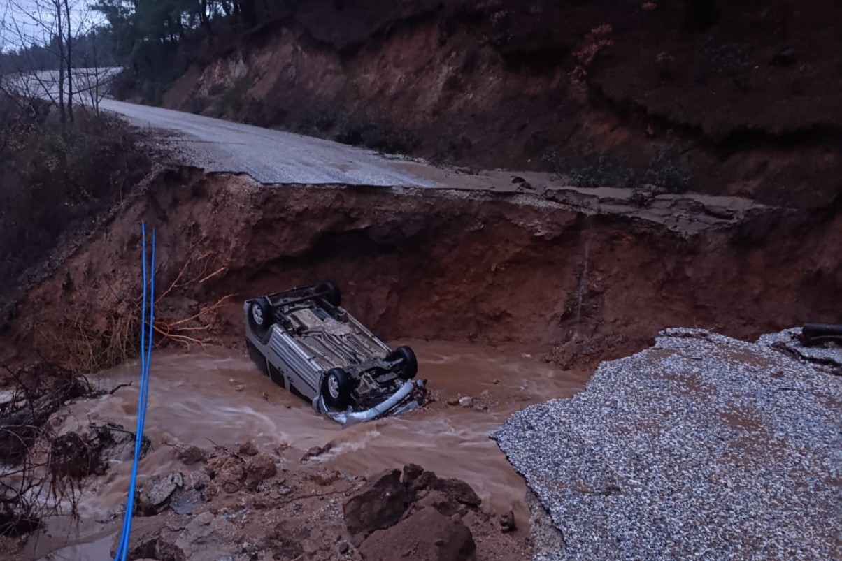 Dağlık alanda yol çöktü, otomobil içine düştü