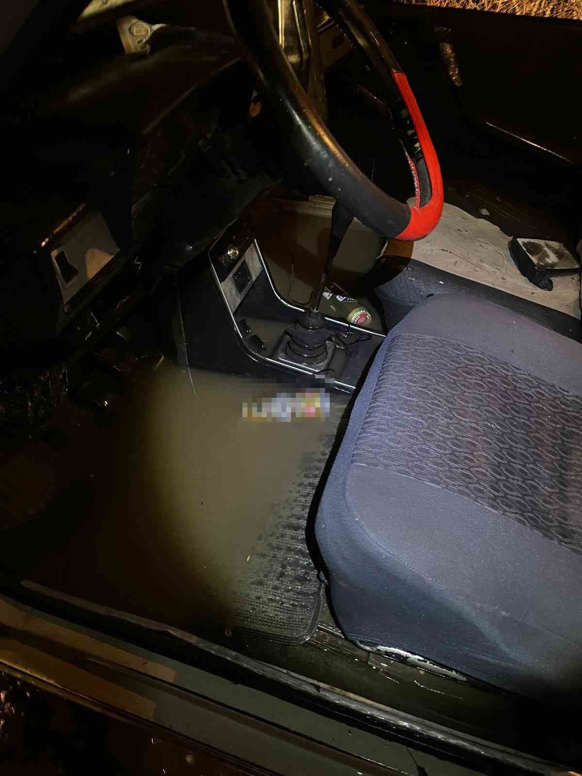 Dereden karşıya ge&ccedil;en otomobil akıntıya kapıldı, 2 kişi mahsur kaldı
