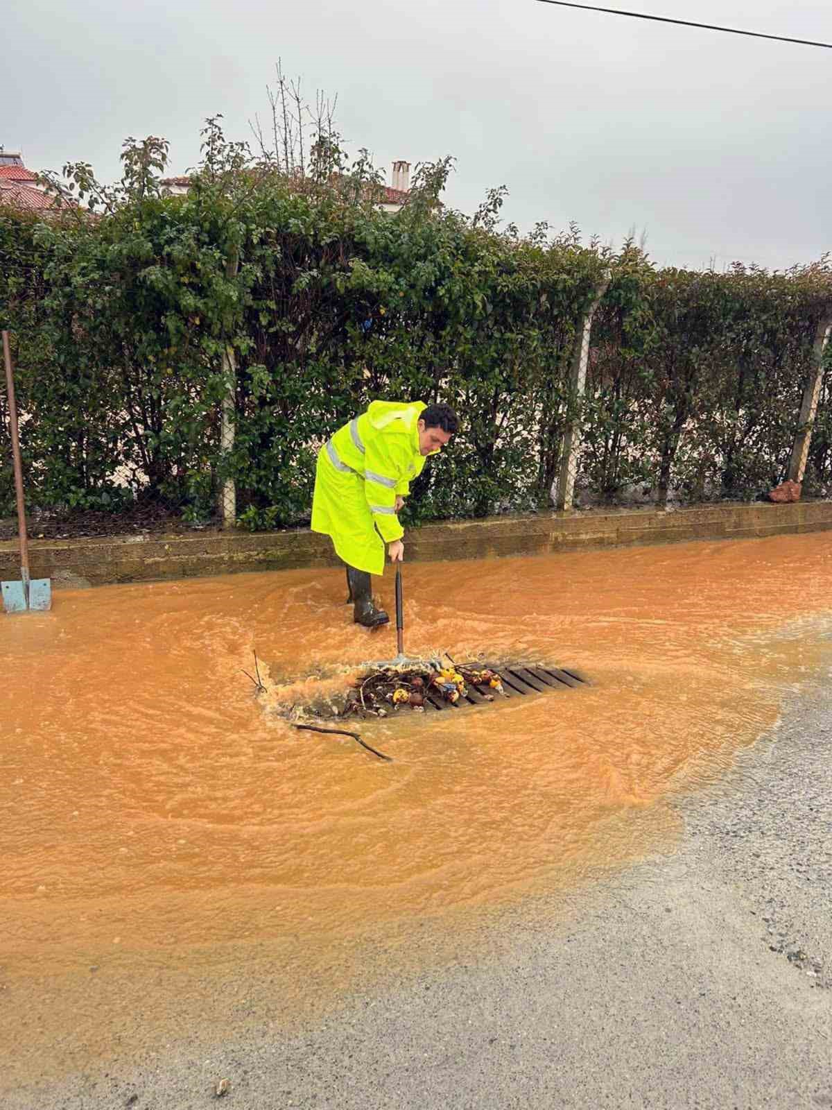 Büyükşehir sağanak yağışta 520 personel ile sahada
