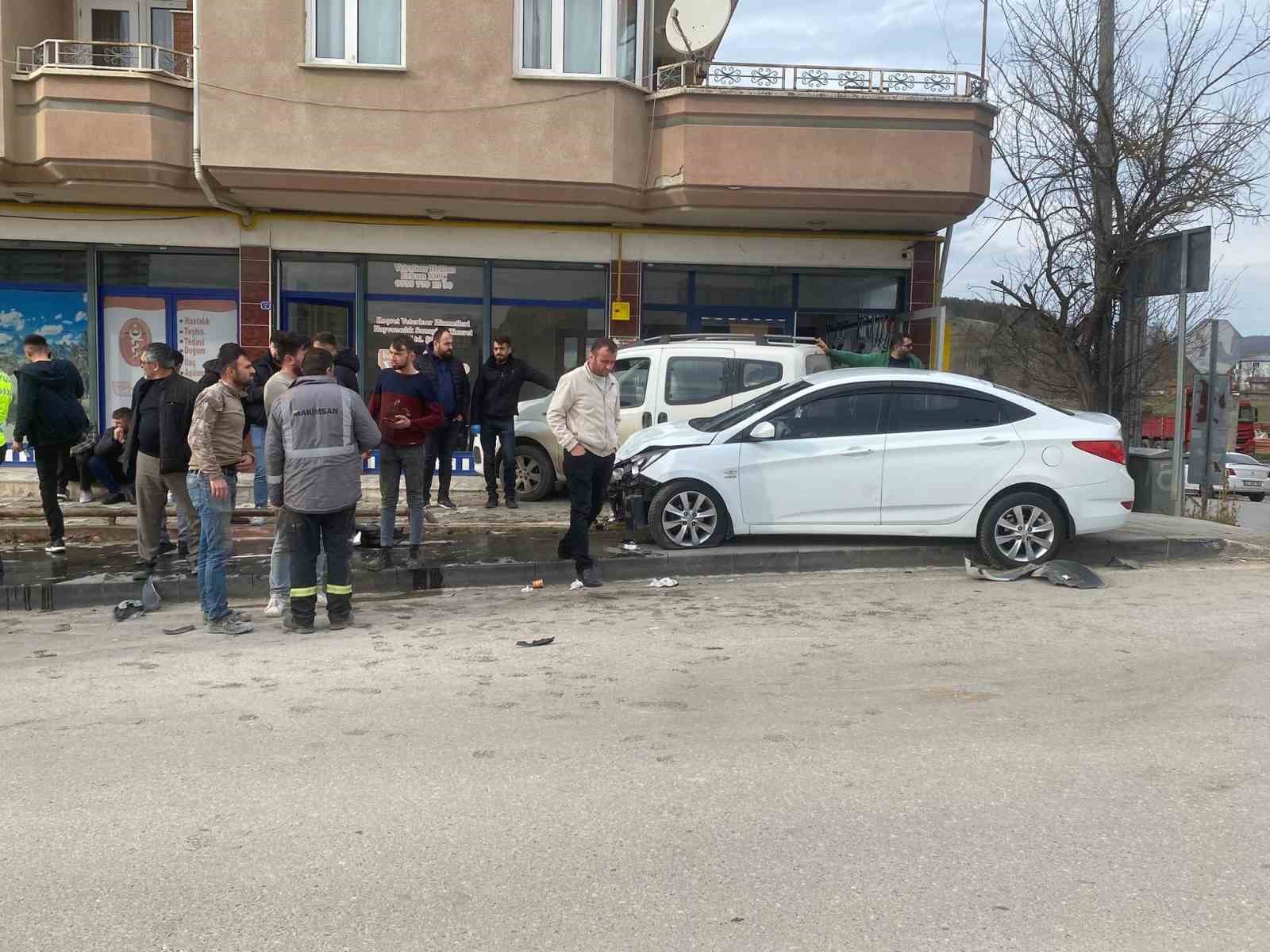 Otomobil, ara yoldan caddeye çıkan araca çarptı: 1 yaralı
