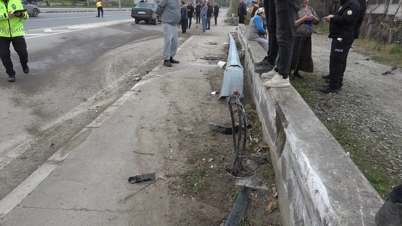 Aydınlatma direğine çarpan Fiat Tofaş hurdaya döndü: 2 yaralı
