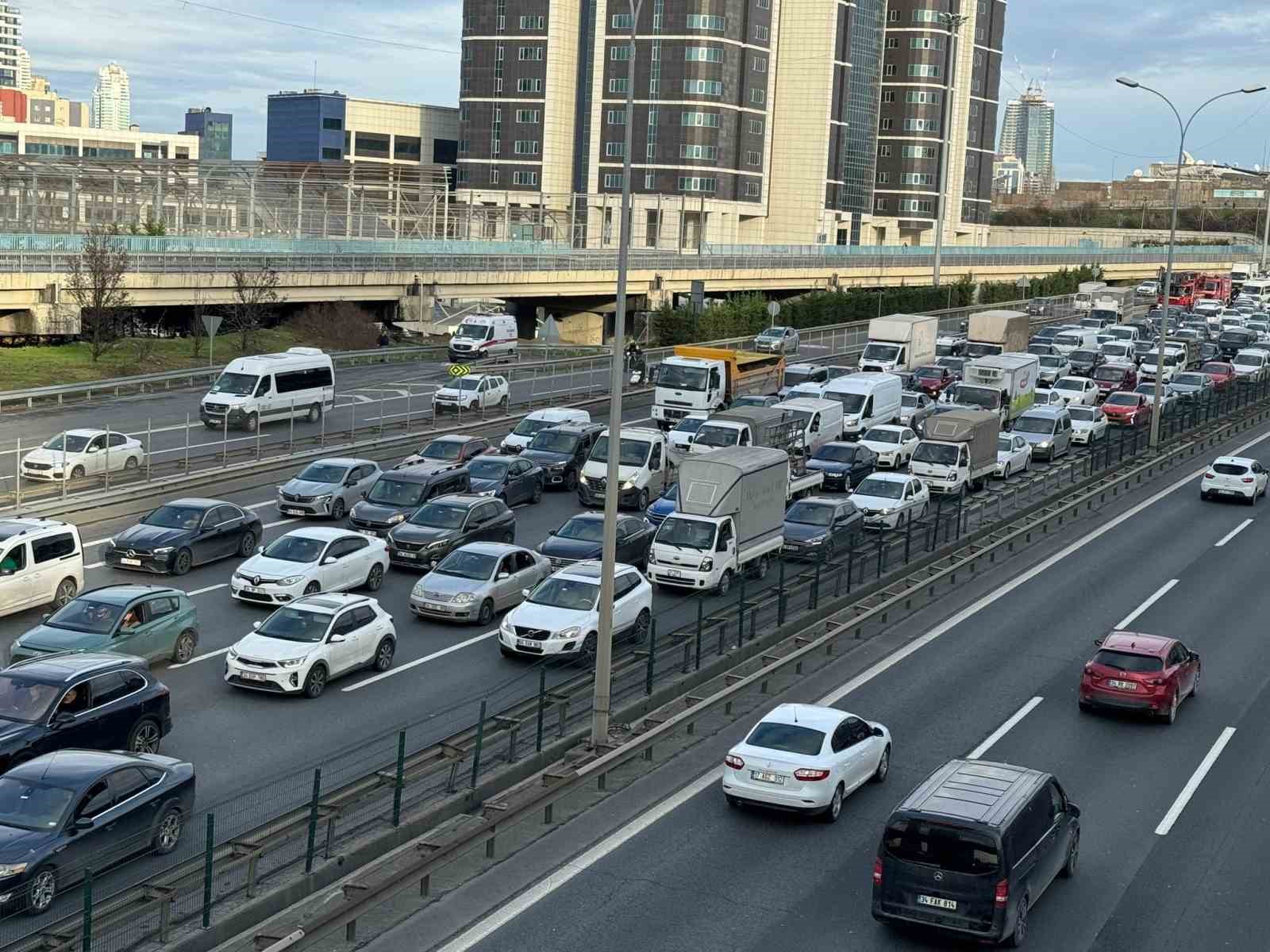 Sarıyer Seyrantepe’de TEM otoyolunda okul servisi devrildi. Olay yerine çok sayıda itfaiye, polis ve sağlık ekibi sevk edildi.