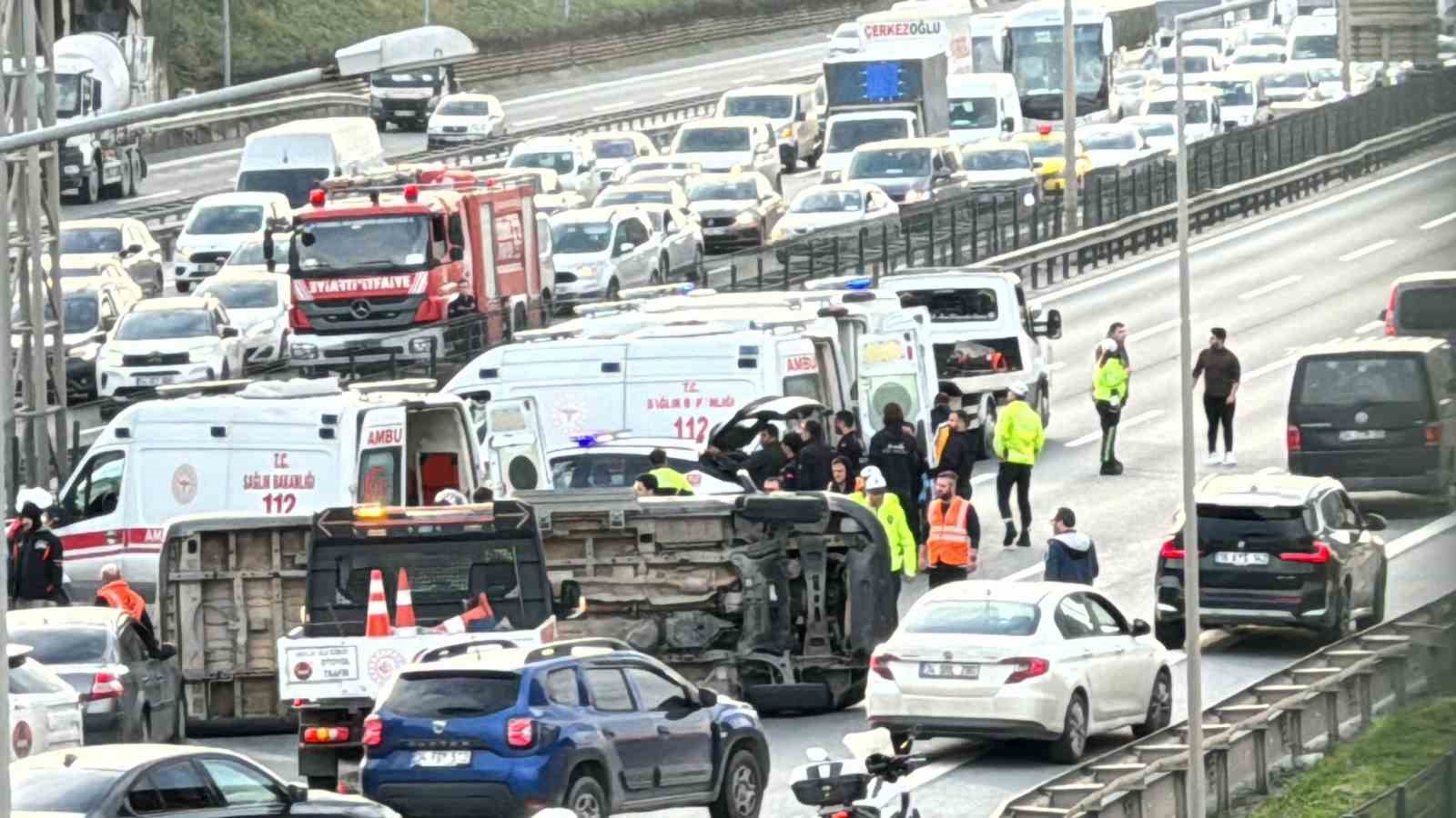 Sarıyer Seyrantepe’de TEM otoyolunda okul servisi devrildi. Olay yerine çok sayıda itfaiye, polis ve sağlık ekibi sevk edildi.
