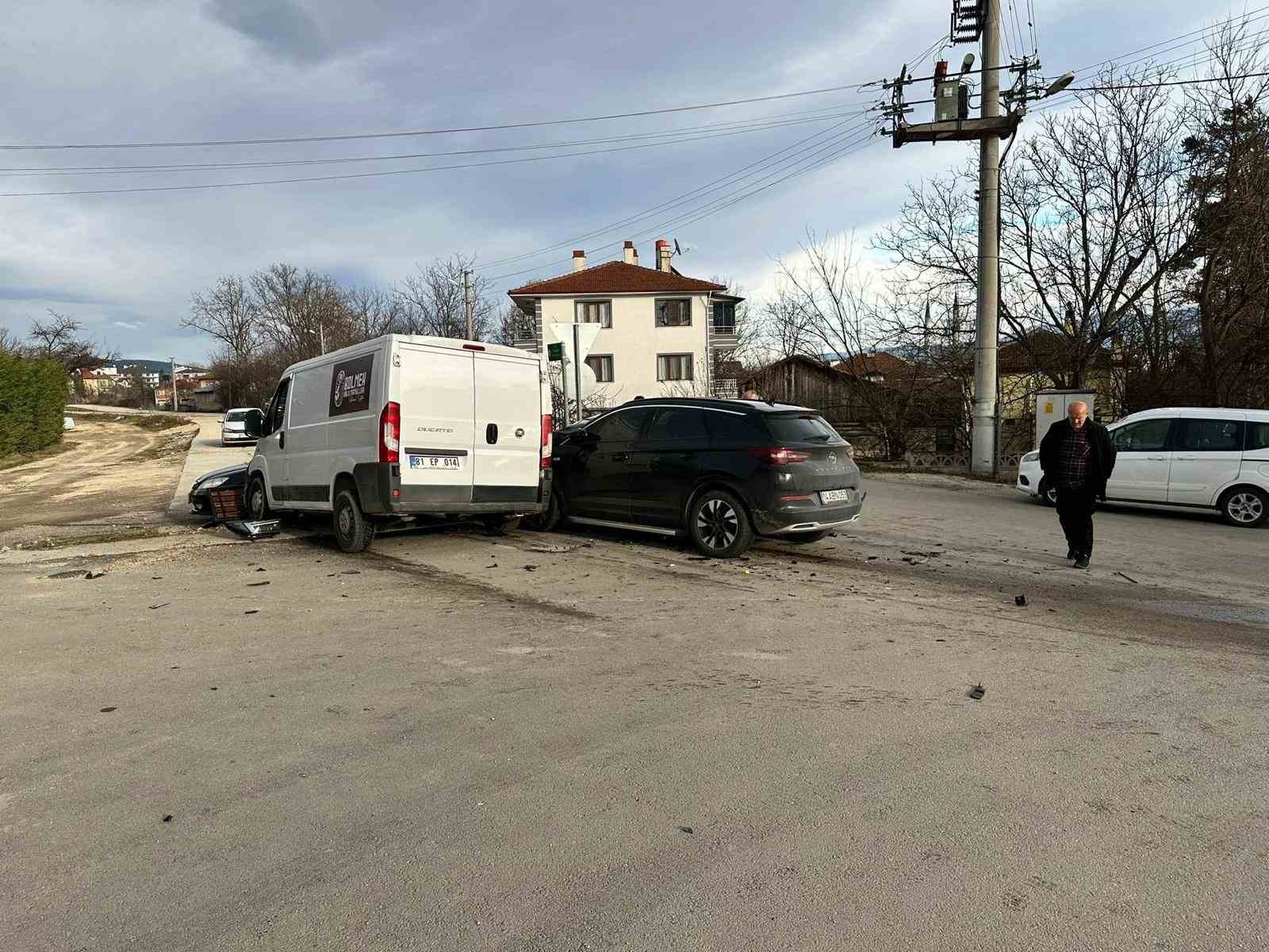 Bolu’da cip minibüsle çarpıştı: 3 yaralı