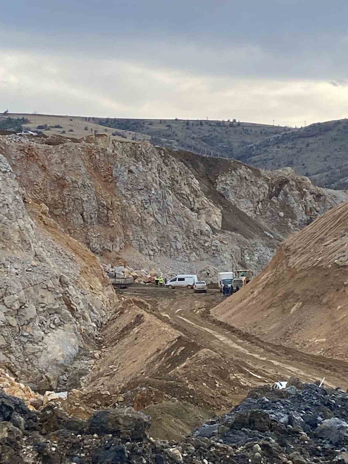 Taş ocağında devrilen iş makinesinin altında kalan işçi hayatını kaybetti
