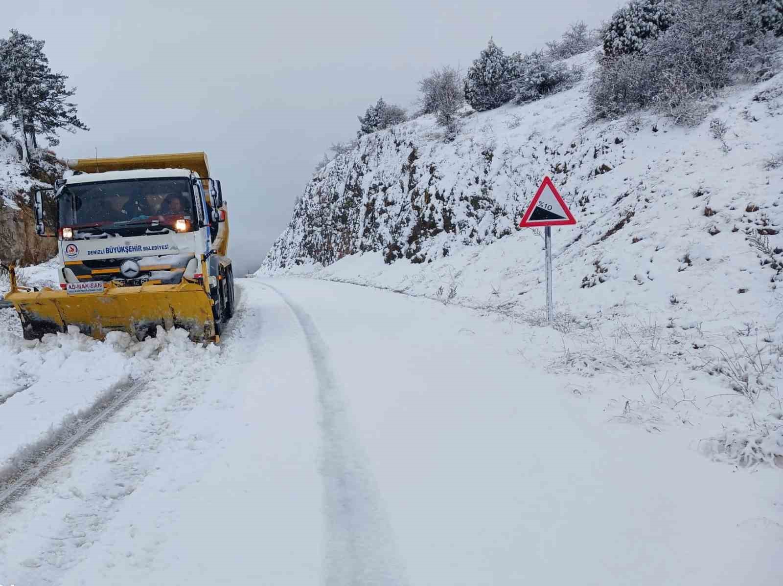 Denizli Büyükşehirden kar mesaisi
