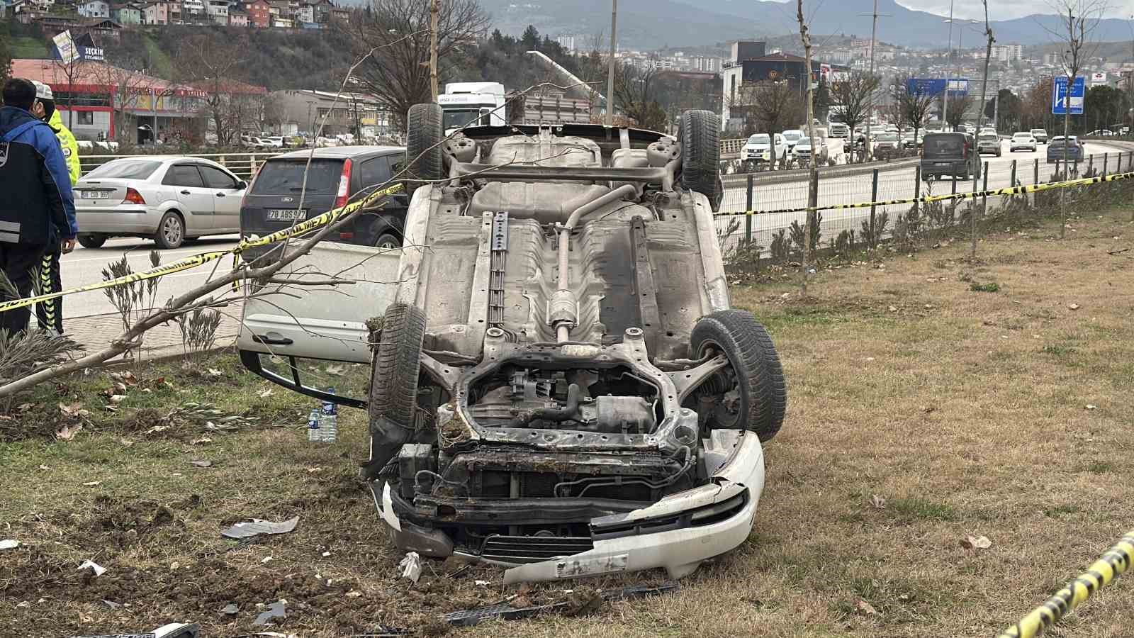 Ters dönen otomobilden burnu bile kanamadan kurtuldu
