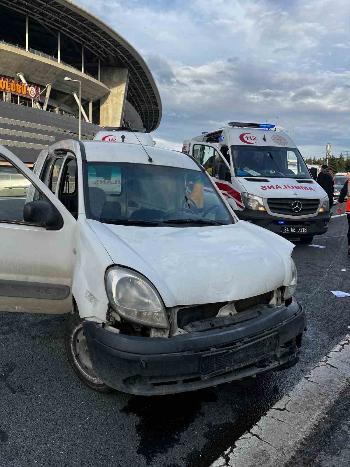 İstanbul&rsquo;da &ouml;ğrenci servisi devrildi: 7&rsquo;si &ouml;ğrenci 10 yaralı
