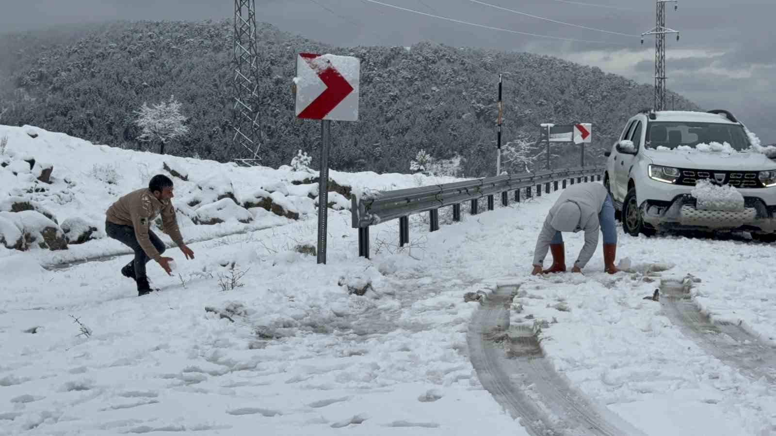 Seydikemer’de yüksek kesimler beyaza büründü