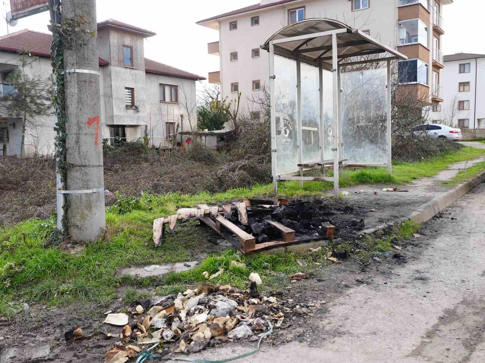 Otobüs duraklarına zarar verdiler
