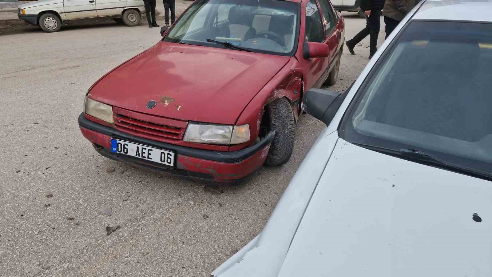 Çorum’da iki otomobilin çarpıştığı kaza güvenlik kamerasında