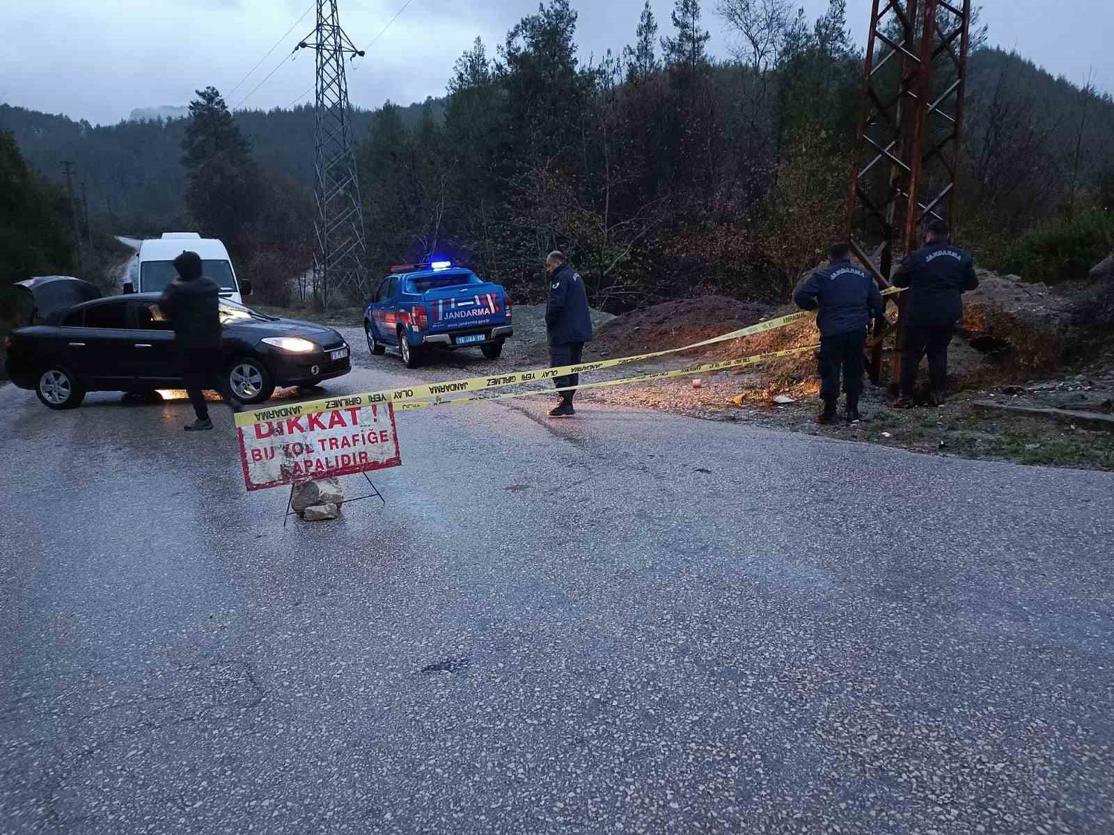 Bucak’ta heyelan riski: Pamucak-Sarıdere yolu trafiğe kapatıldı