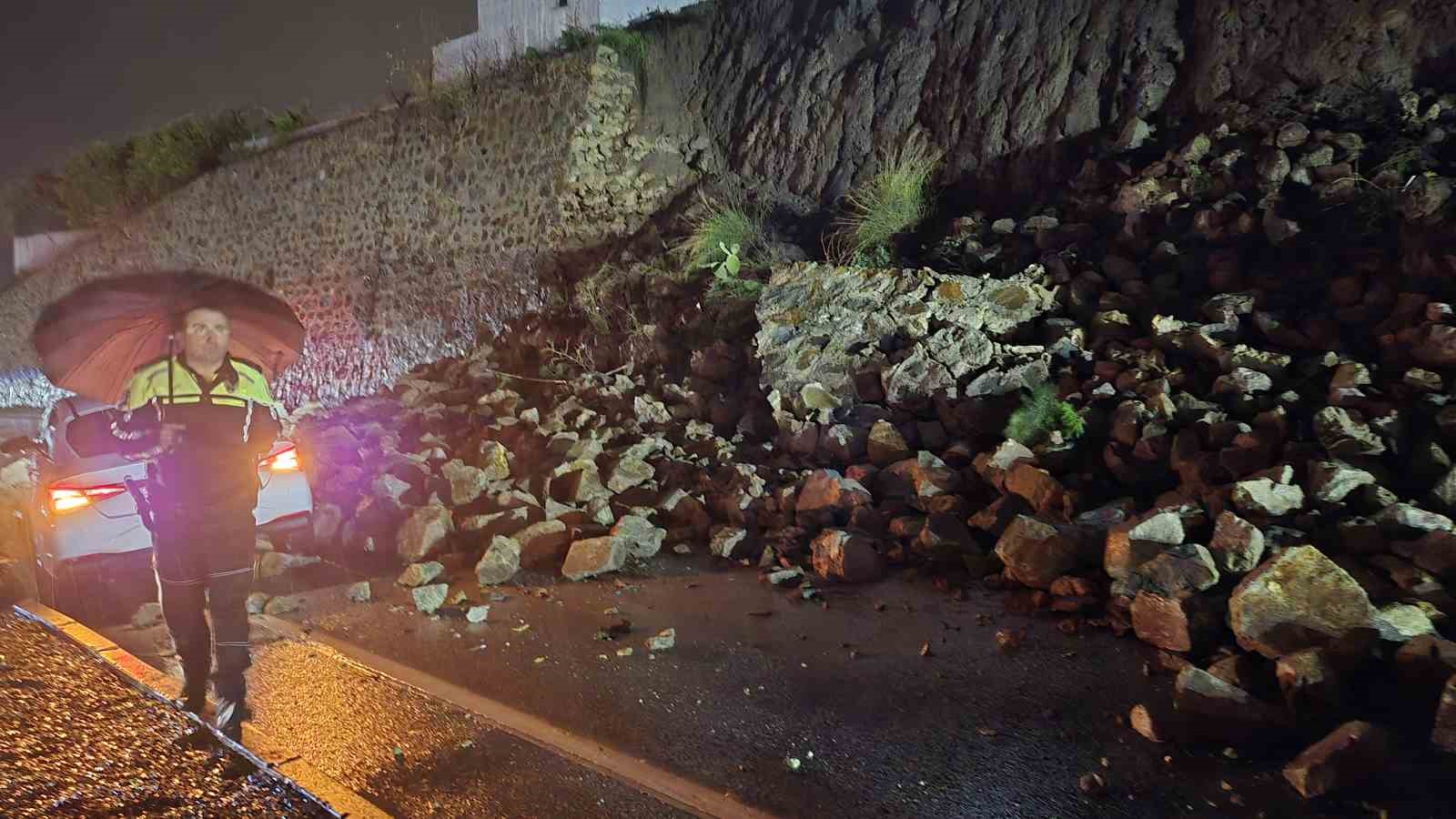 Bodrum’da istinat duvarı karayoluna çöktü
