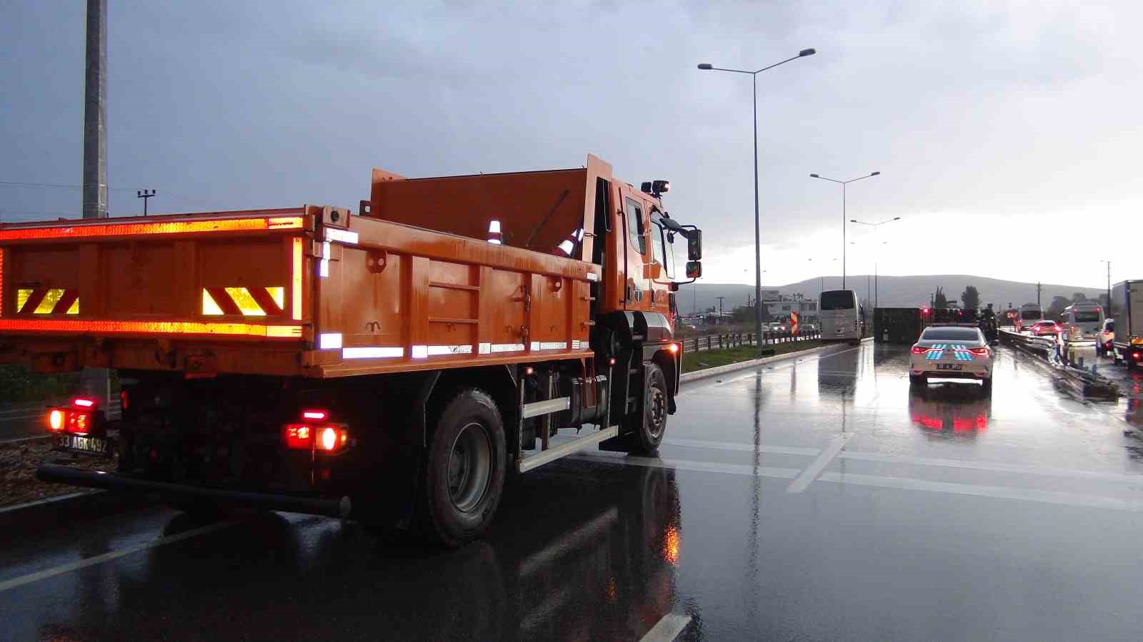 Mersin’de yağış nedeniyle kontrolden çıkan tır bariyere çarpıp devrildi
