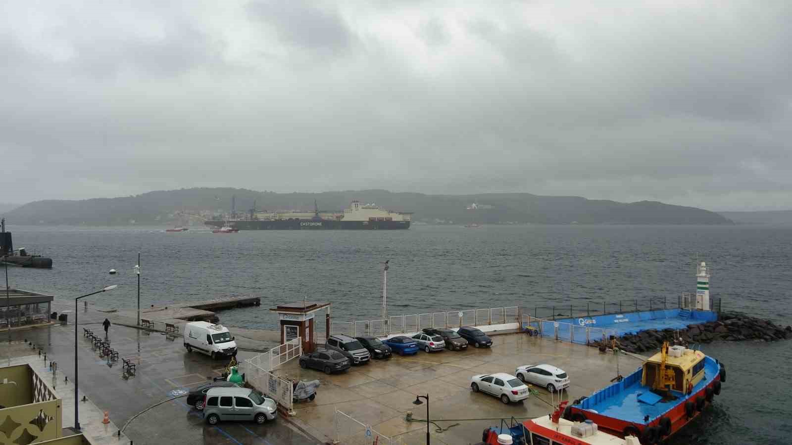 Derin denizlerde boru döşeme gemisi ‘Castorone’ Çanakkale Boğazı’ndan geçti
