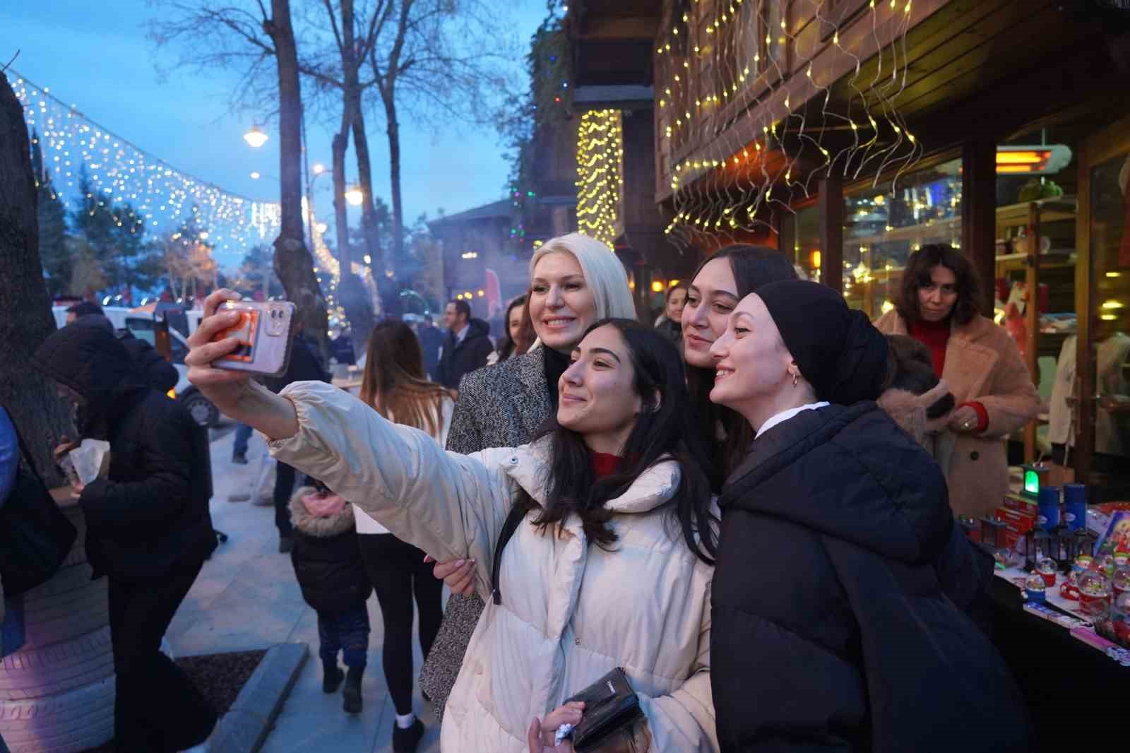 Bilecik&rsquo;te Sanat Sokağı&rsquo;nda &rsquo;Yılbaşı &Ccedil;arşısı&rsquo; kapılarını vatandaşlara a&ccedil;tı
