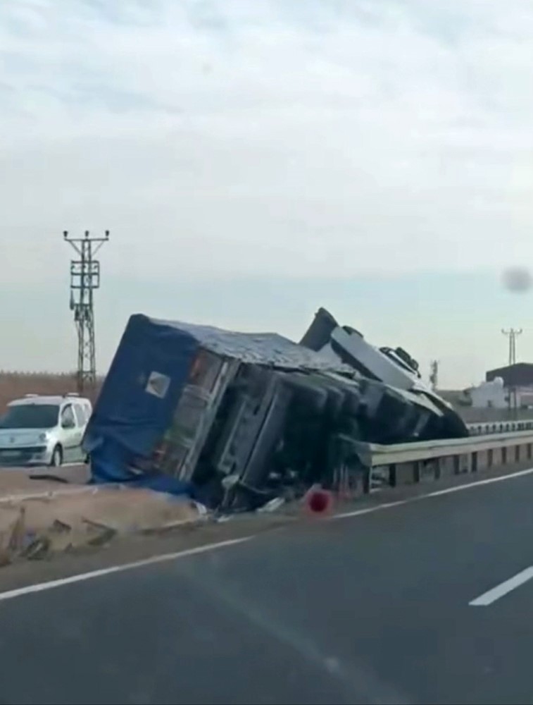 Kontrolden çıkan tır devrildi: 1 kişi yaralandı
