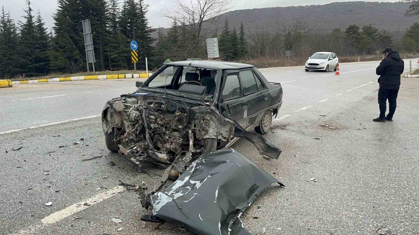 Kavşakta meydana gelen kazada 1 kişi yaralandı, iki araç kullanılmaz hale geldi