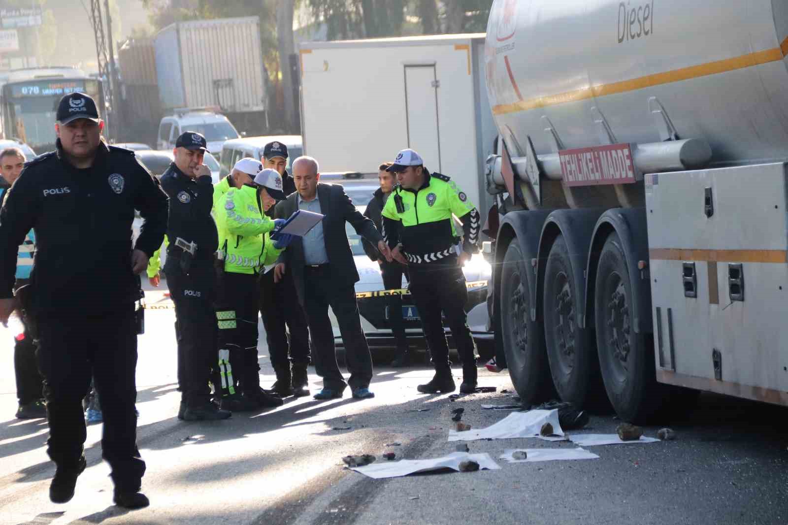 İzmir’de öğrenci servisi park halindeki tıra çarptı: 1 ölü, 1 yaralı