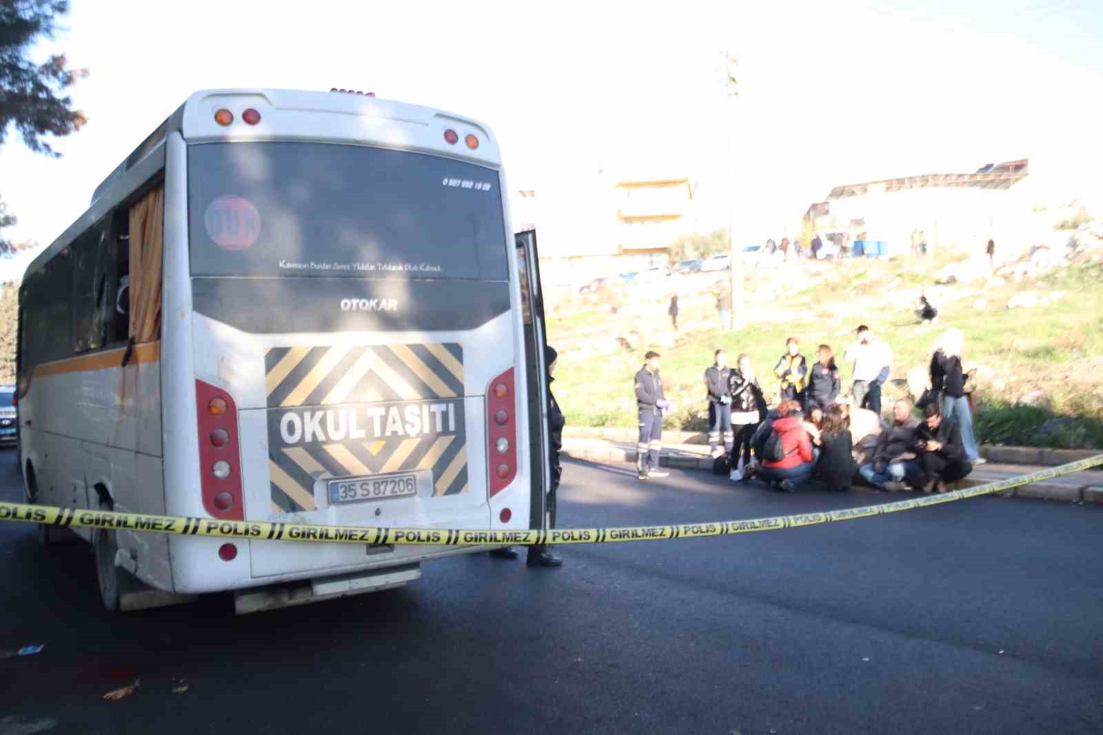 İzmir’de öğrenci servisi park halindeki tıra çarptı: 1 ölü, 1 yaralı
