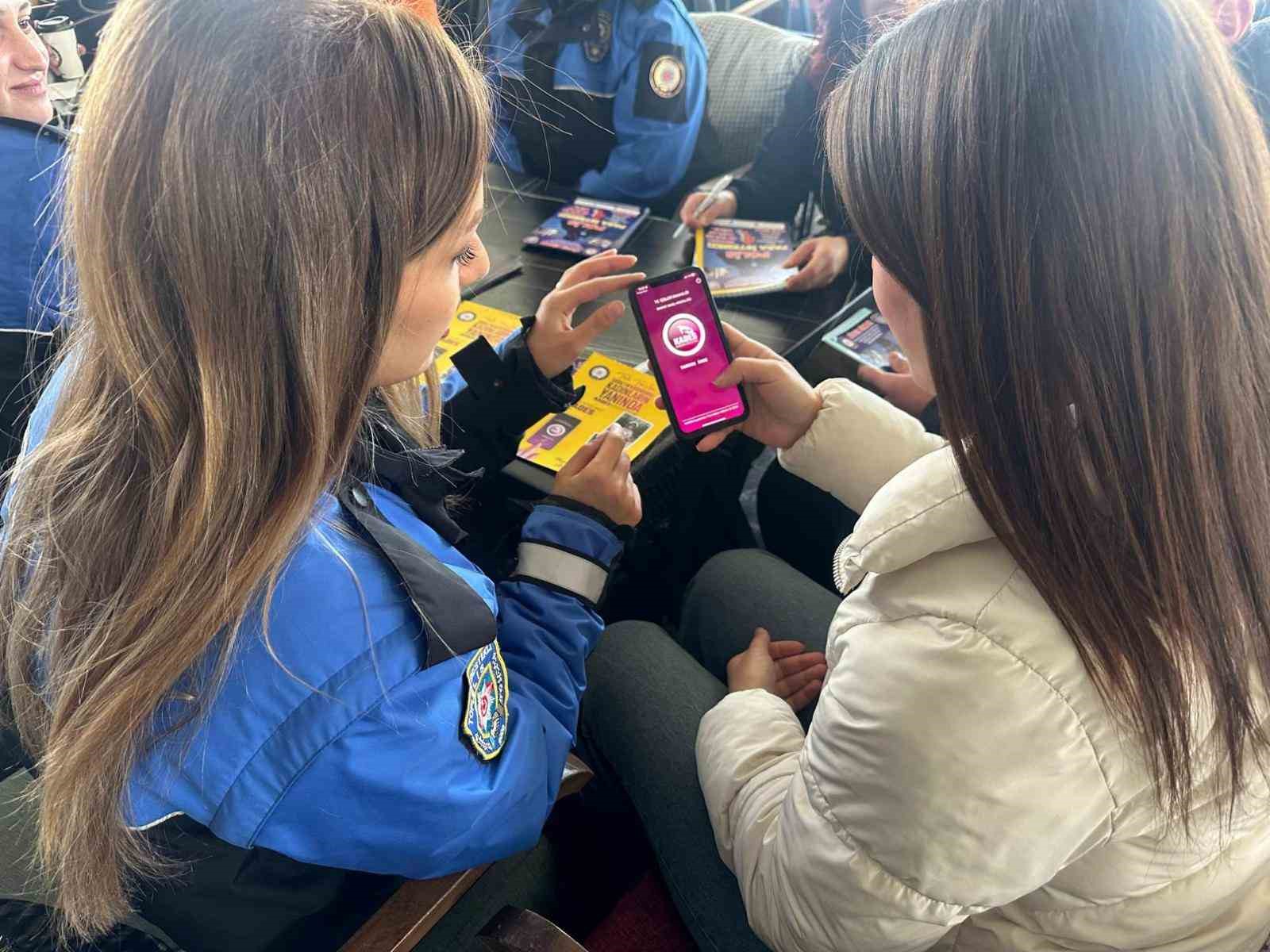 Polis Üniversite Öğrencilerini Bilgilendirdi