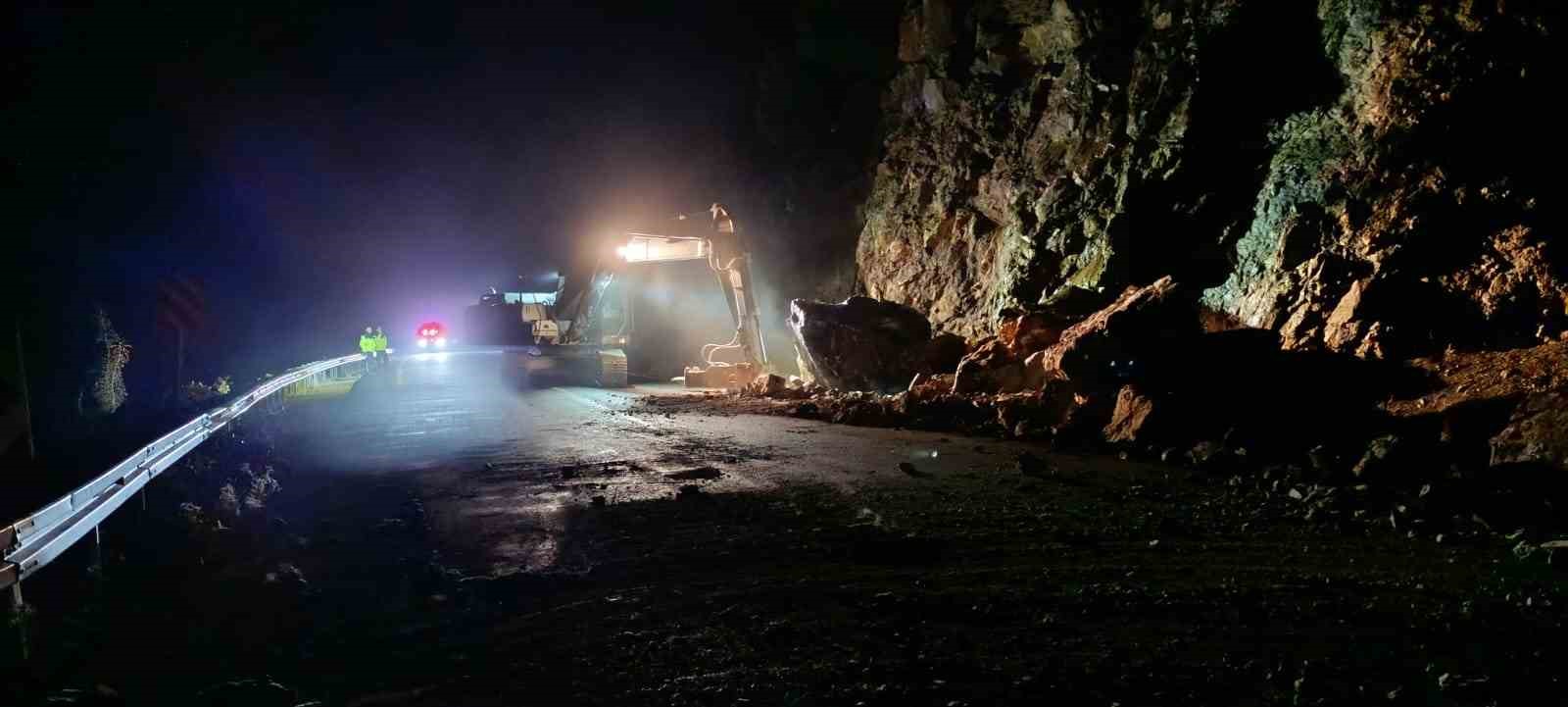 Kapuzbaşı Yolu’ndaki heyelana Büyükşehir’den hızlı müdahale
