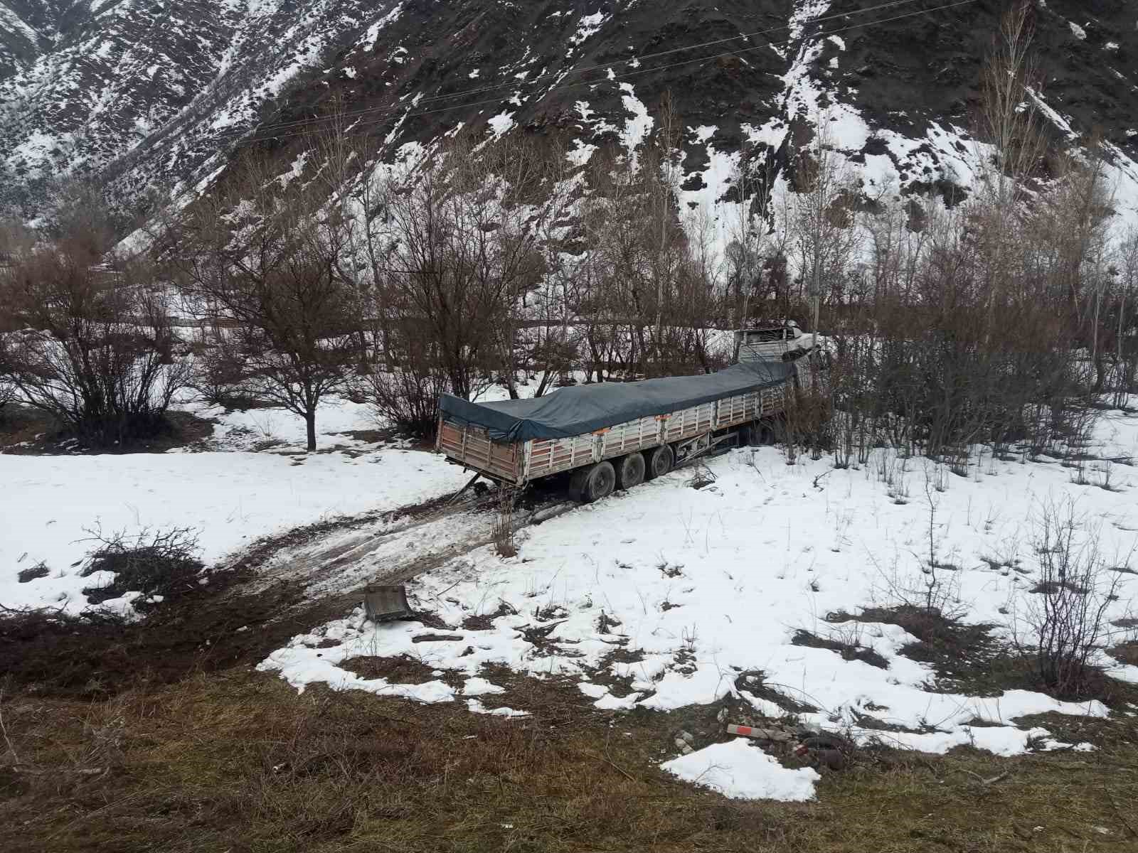 Tunceli’de şeker yüklü tır şarampole yuvarlandı