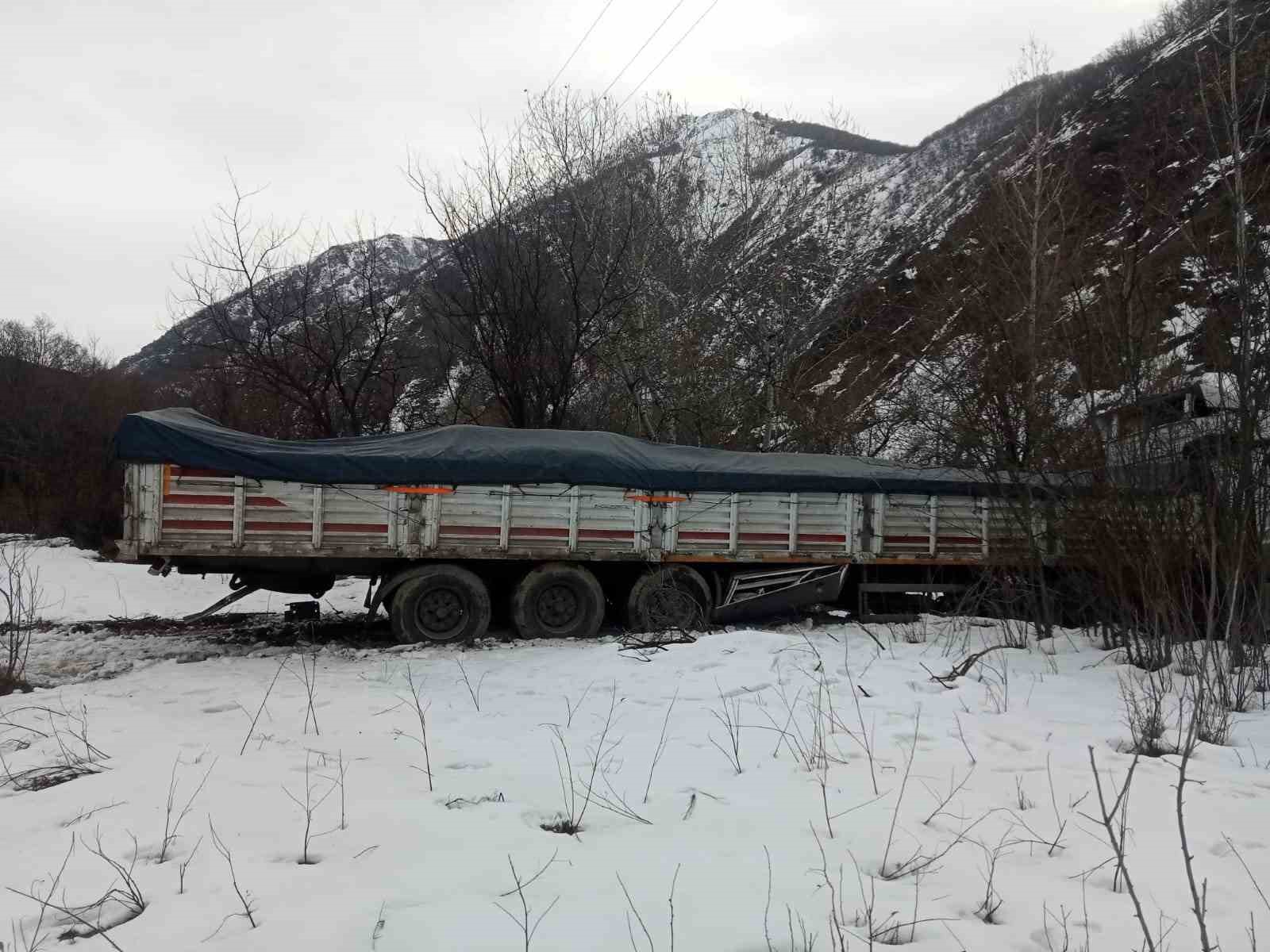 Tunceli’de şeker yüklü tır şarampole yuvarlandı
