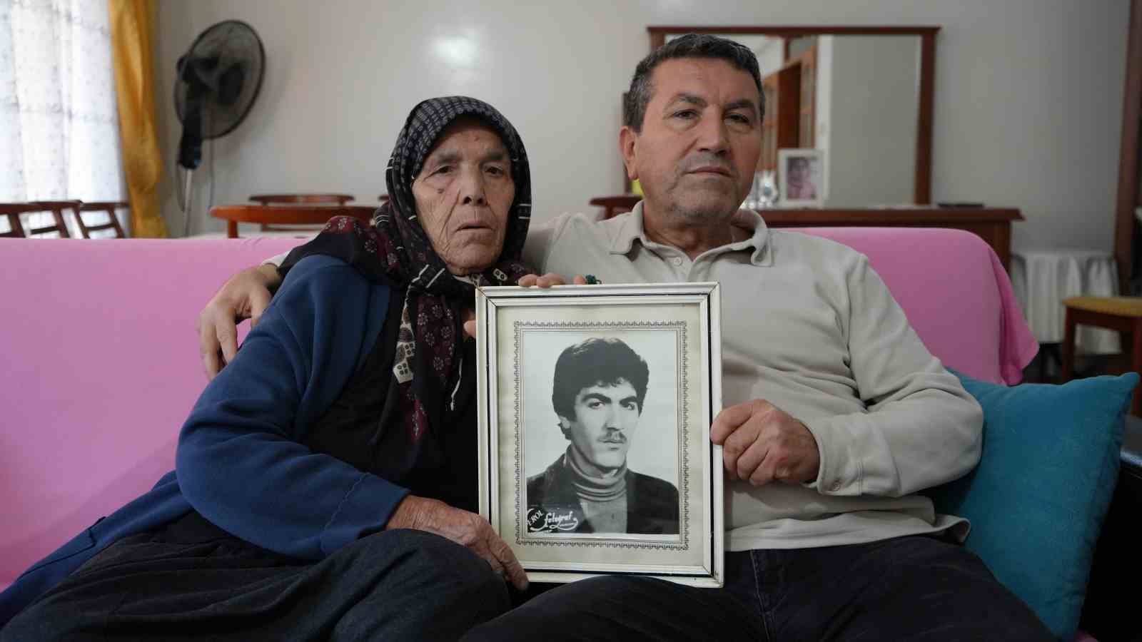 Esad esaretinden 28 yıl sonra kurtulan Türk’ün hapishaneden çıkış görüntüsü var ama kendisi yok