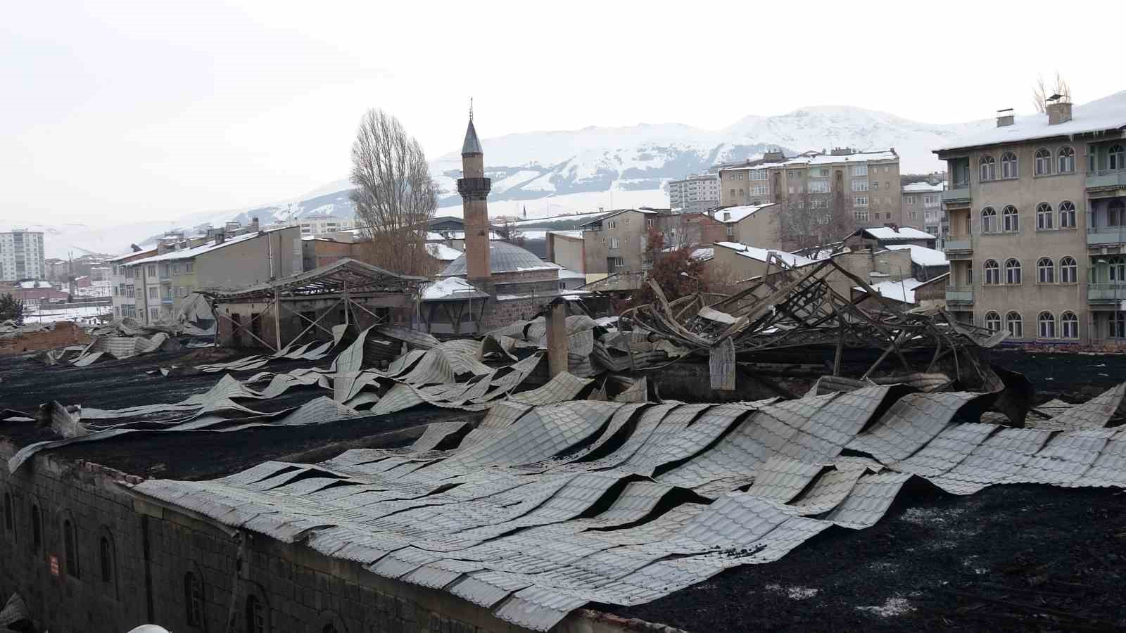 Çatısı yanan tarihi binada inceleme
