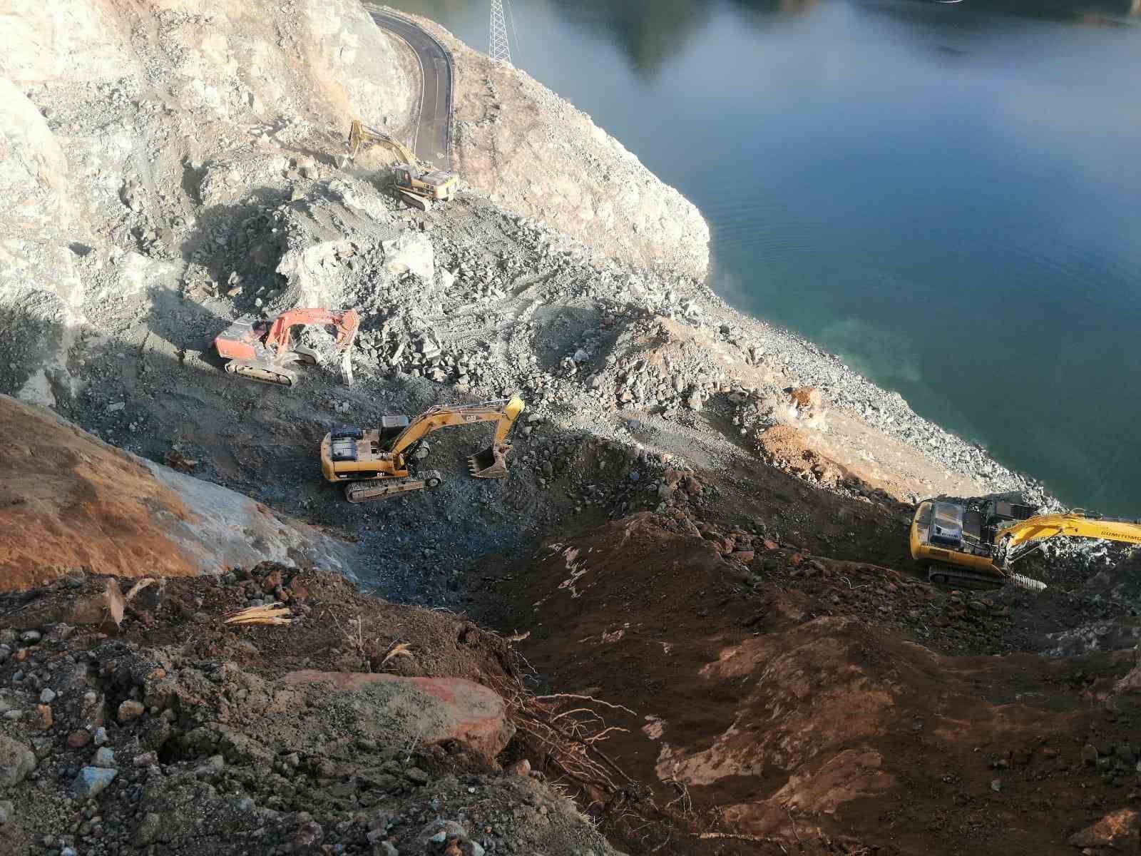 Heyelanın kapattığı yol trafiğe açılıyor
