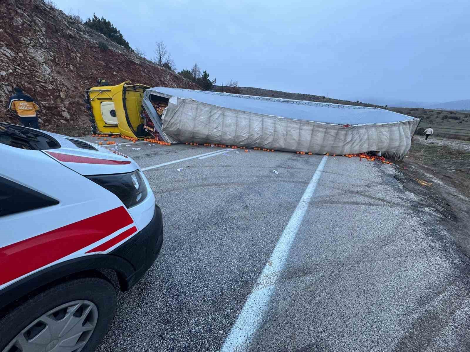 Konya’da devrilen tır, kara yolunu ulaşıma kapattı: 1 yaralı
