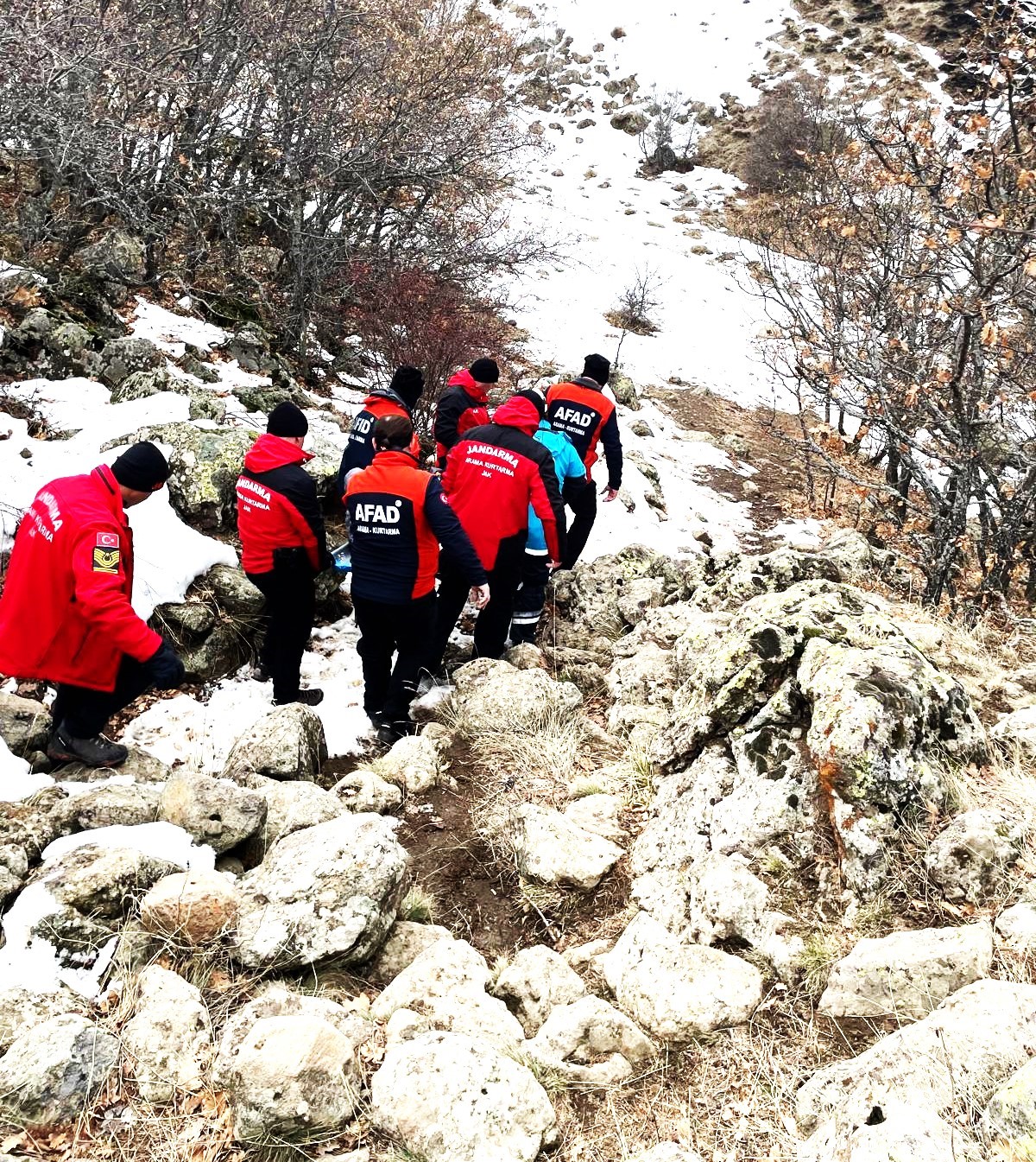 Erciyes’te yürüyüş yaparken ayağı kırılan dağcı kurtarıldı
