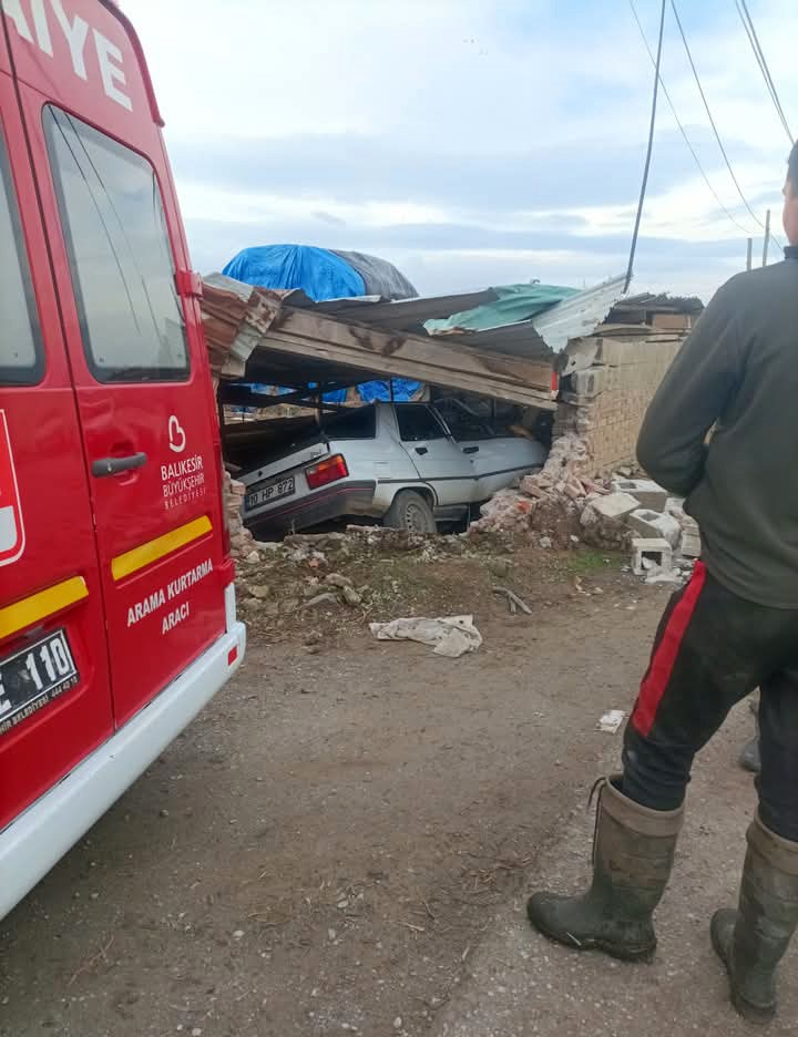 Balıkesir’de ağıla giren otomobilin sürücüsü hayatını kaybetti
