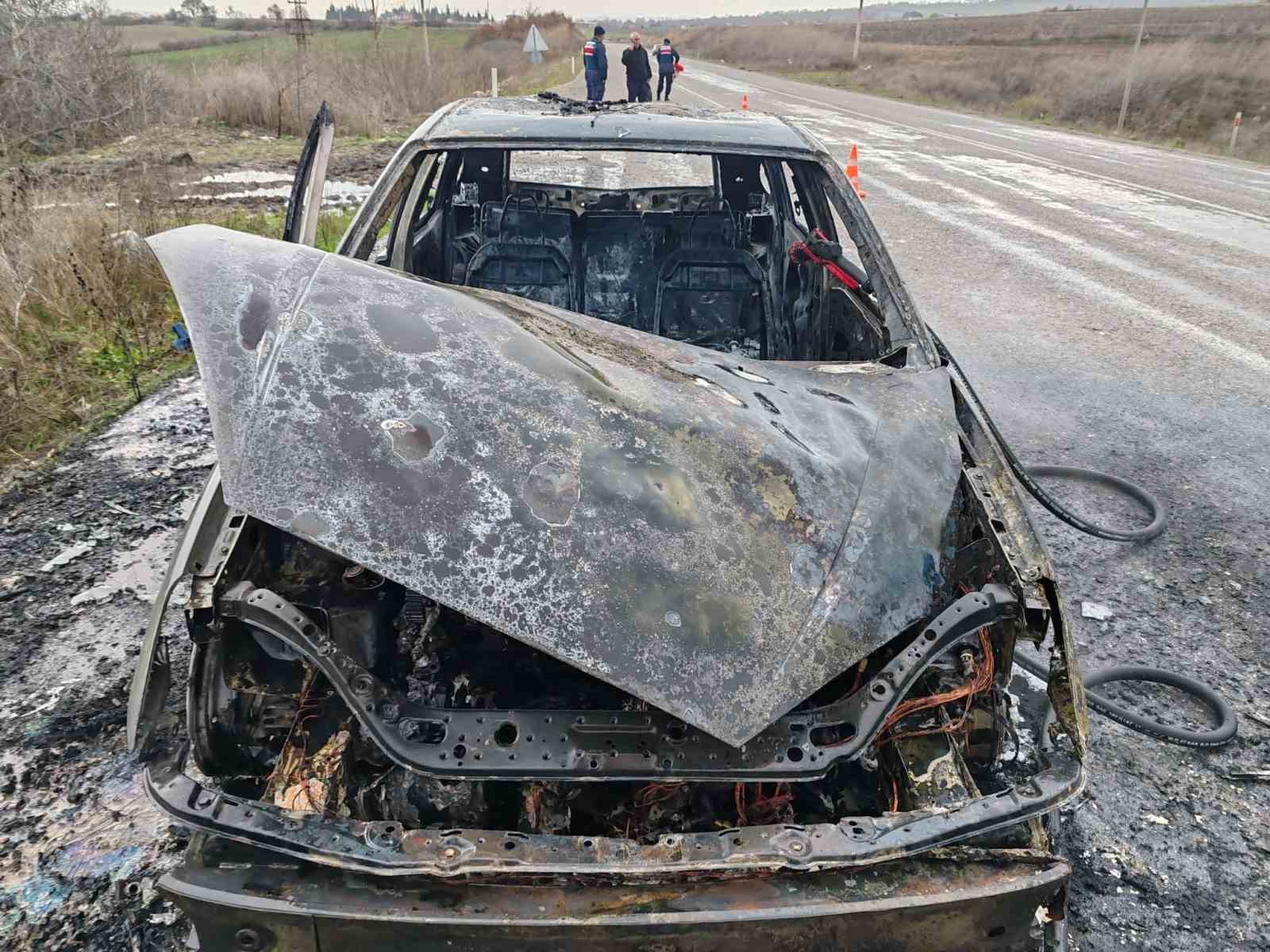 Seyir halindeki otomobil küle döndü