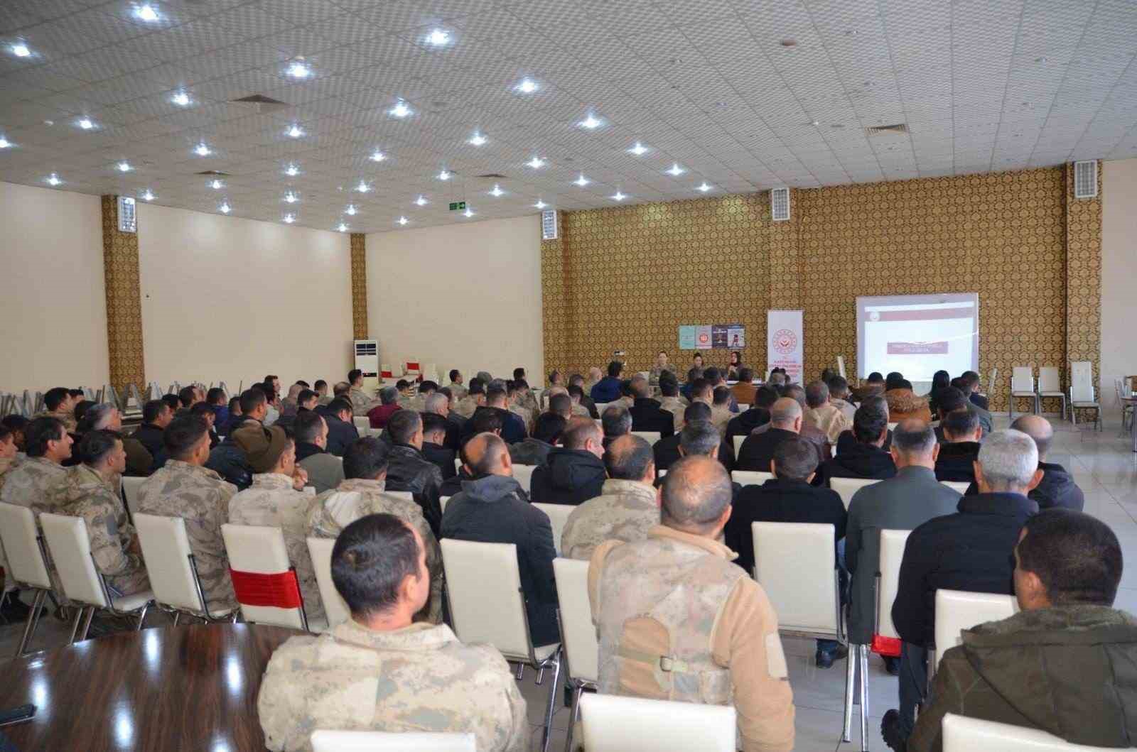 Elazığ’da jandarmanın bilgilendirme faaliyetleri sürüyor